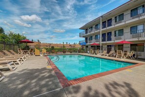 Seasonal outdoor pool - Motel 6 Kirkland, WA - North Kirkland (Kirkland)