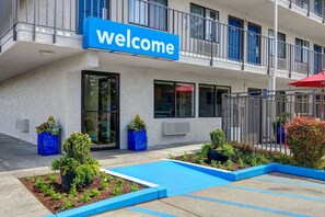 Front of property - Motel 6 Kirkland, WA - North Kirkland (Kirkland)