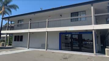 Vista frontal de la propiedad