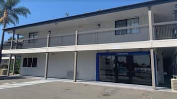 Vista frontal de la propiedad