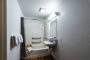 Combined shower/tub, towels