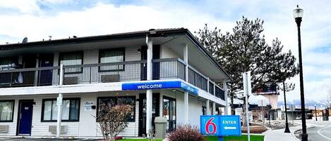 Vista frontal de la propiedad