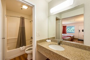 Combined shower/tub, towels
