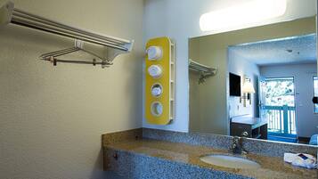 Kombination af bruser/badekar, håndklæder