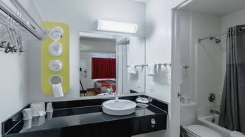 Combined shower/bathtub, towels