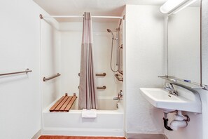 Tina con regadera y toallas 