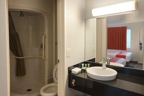 Combined shower/tub, towels