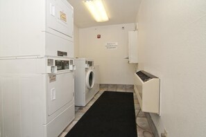 Laundry - Motel 6 Roseville, MN - Minneapolis North (Roseville)