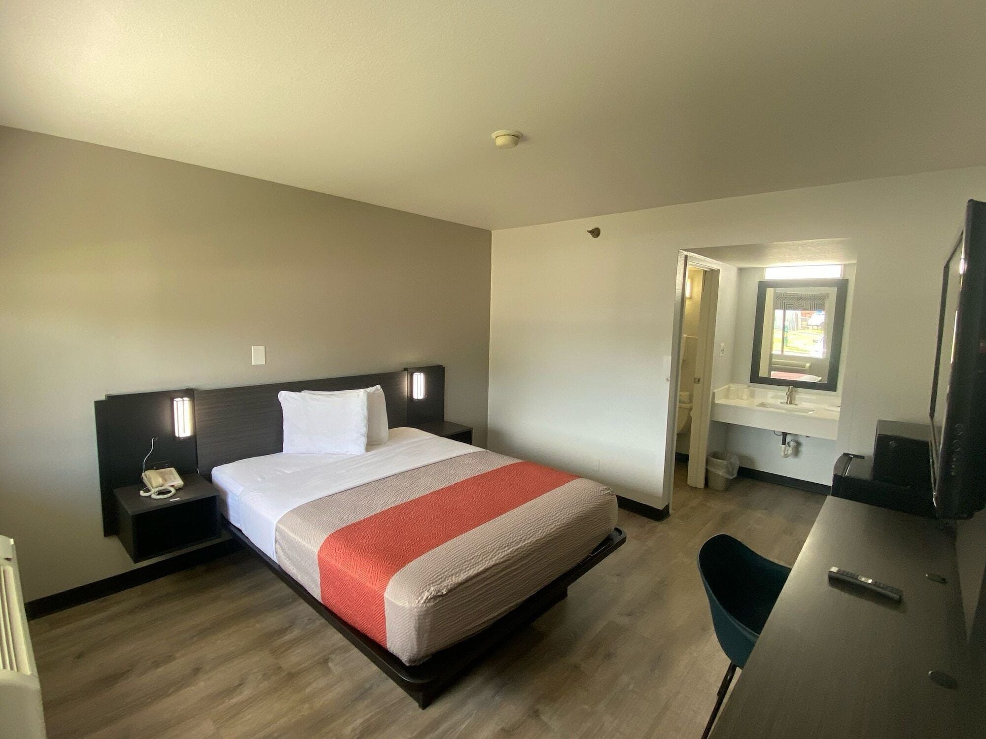 Desk, free WiFi, bed sheets