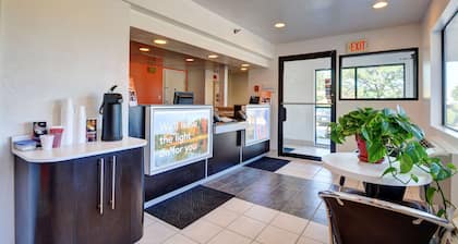 Motel 6 Windsor Locks, CT - Hartford