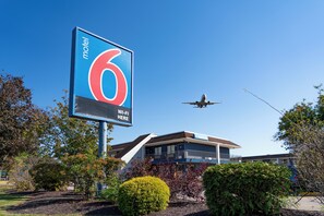 Exterior - Motel 6 Windsor Locks, CT - Hartford (Windsor Locks)