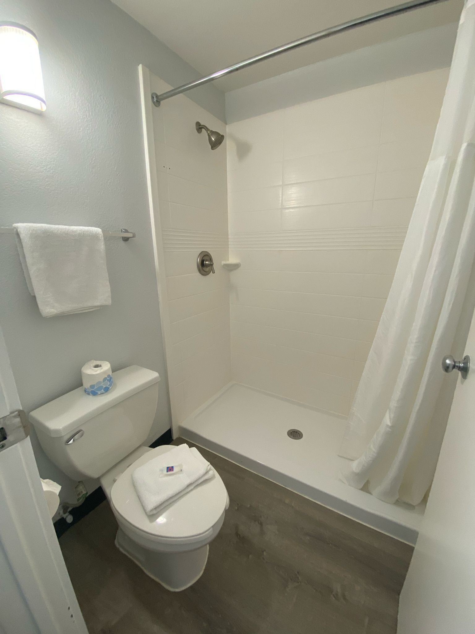 Combined shower/bathtub, hair dryer, towels