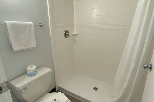 Combined shower/tub, hair dryer, towels