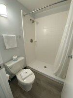 Combined shower/tub, hair dryer, towels