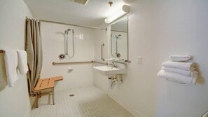 Chambre Deluxe, 1 grand lit, accessible aux personnes à mobilité réduite | Salle de bain