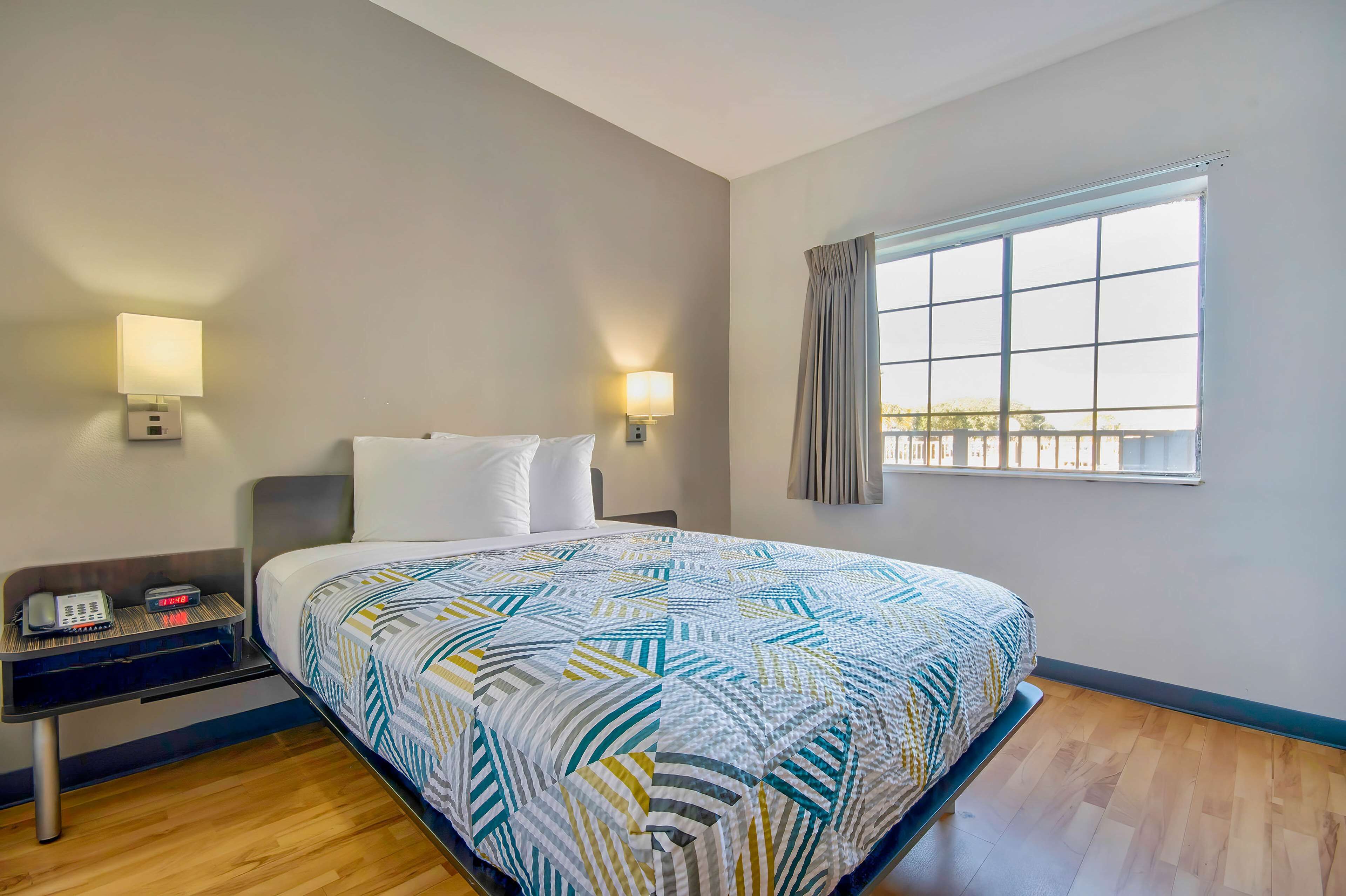 Standard Room, 1 Queen Bed, Non Smoking | Free WiFi, bed sheets