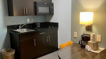 Lemari es, microwave, kompor, dan peralatan masak/sendok-piring