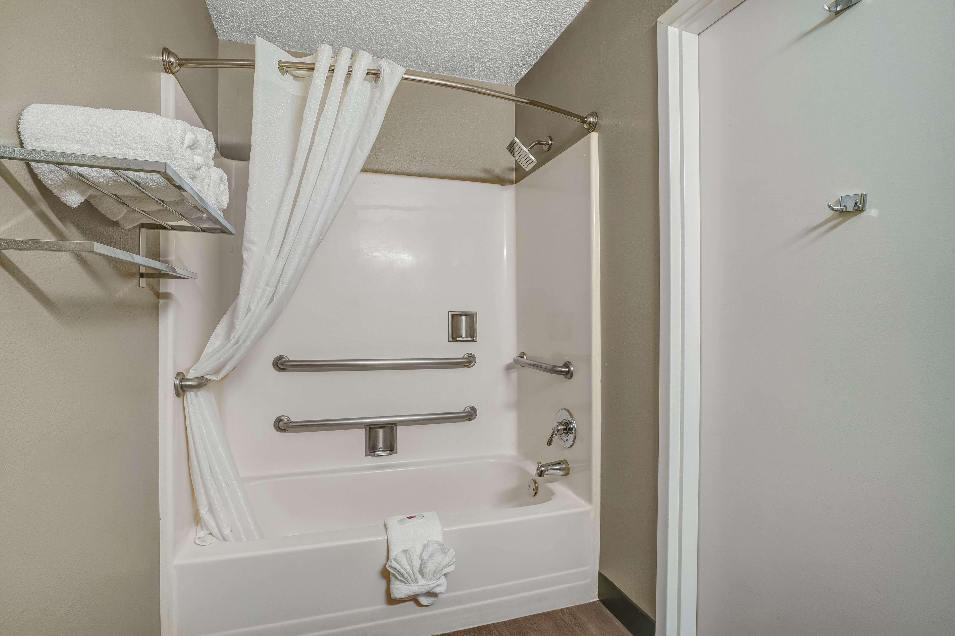 Standard Room, 1 Queen Bed, Accessible, Non Smoking | Bathroom | Combined shower/tub, rainfall showerhead, towels, soap