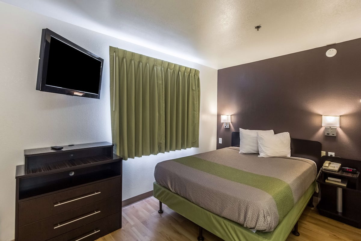 Tabla de planchar con plancha, wifi gratis, ropa de cama y despertador