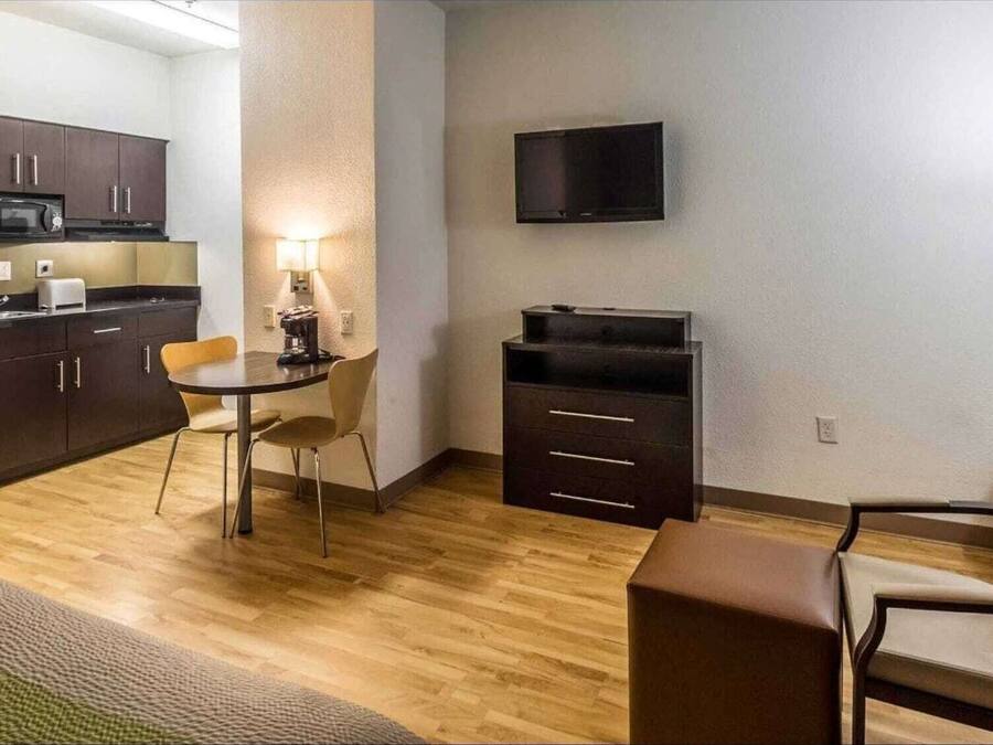 Iron/ironing board, WiFi (free), alarm clocks, bed sheets
