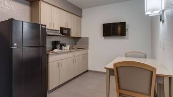 Frigorífico, microondas y cafetera o tetera