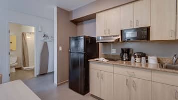 Frigorífico, microondas y cafetera o tetera