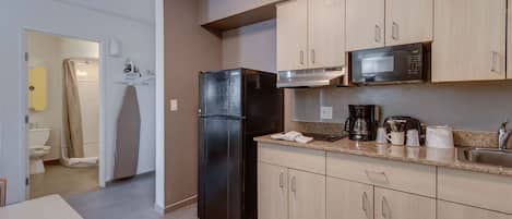 Geladeira, micro-ondas, cafeteira/chaleira