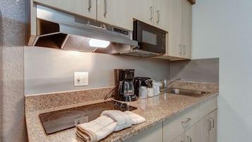 Kühlschrank, Mikrowelle, Wasserkocher mit Kaffee-/Teezubehör
