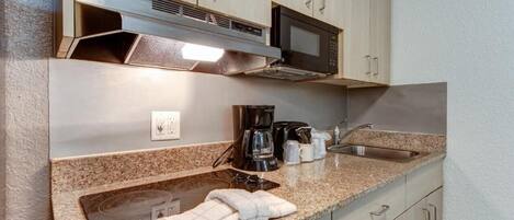 Geladeira, micro-ondas, cafeteira/chaleira
