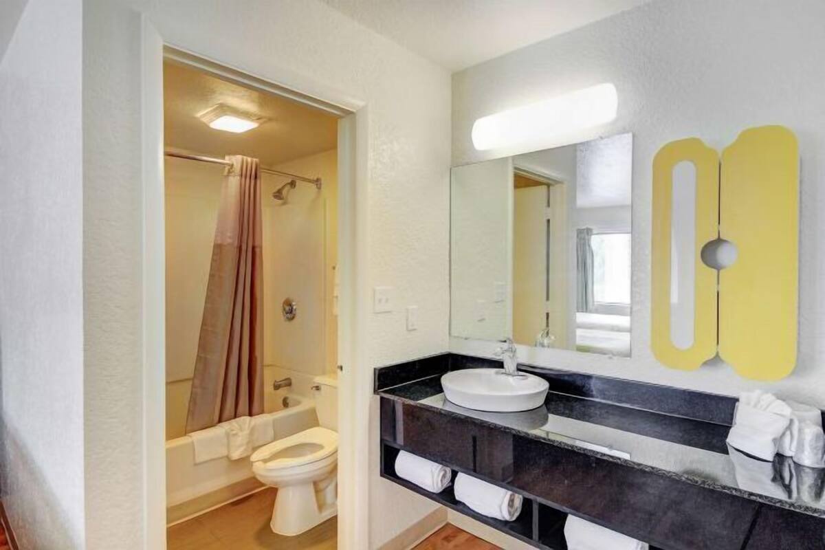 Een bad/douchecombinatie, gratis toiletartikelen, handdoeken