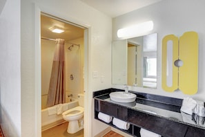 Combined shower/bathtub, free toiletries, towels