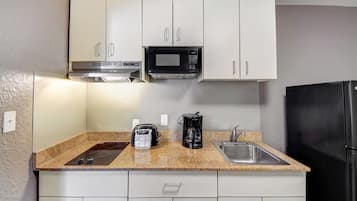 Grand réfrigérateur, micro-ondes, plaque de cuisson