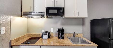 Täysikokoinen jääkaappi, mikroaaltouuni, liesi, kahvin-/teenkeitin