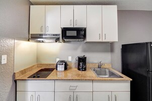 Geladeira grande, micro-ondas, cooktop, cafeteira/chaleira