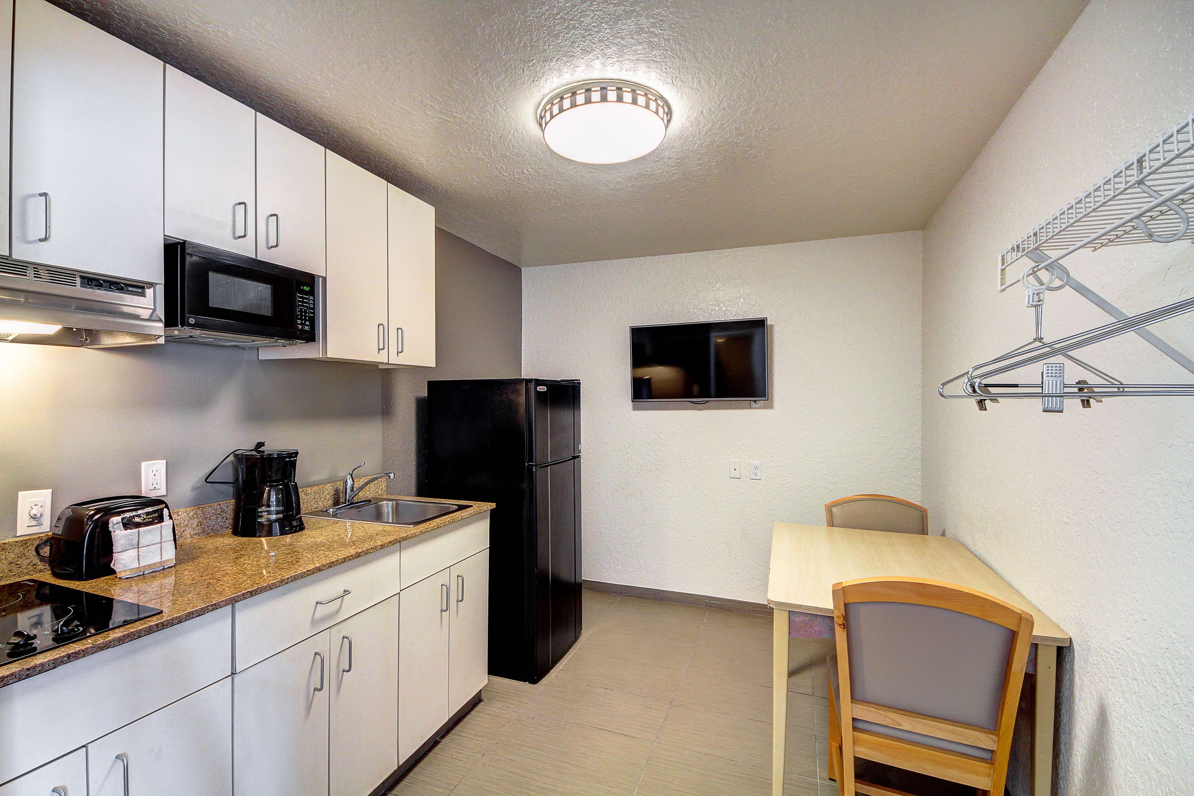 Grand réfrigérateur, micro-ondes, plaque de cuisson