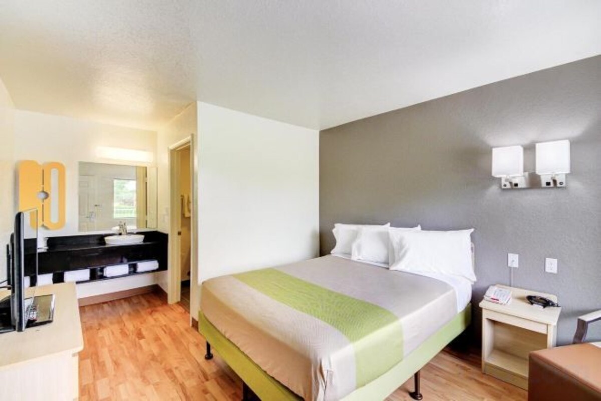 WiFi (free), alarm clocks, bed sheets