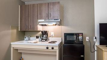 Kjøleskap, mikrobølgeovn og kaffetrakter/tekoker