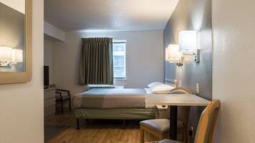 Työpöytä, vuodevaatteet, herätyskellot