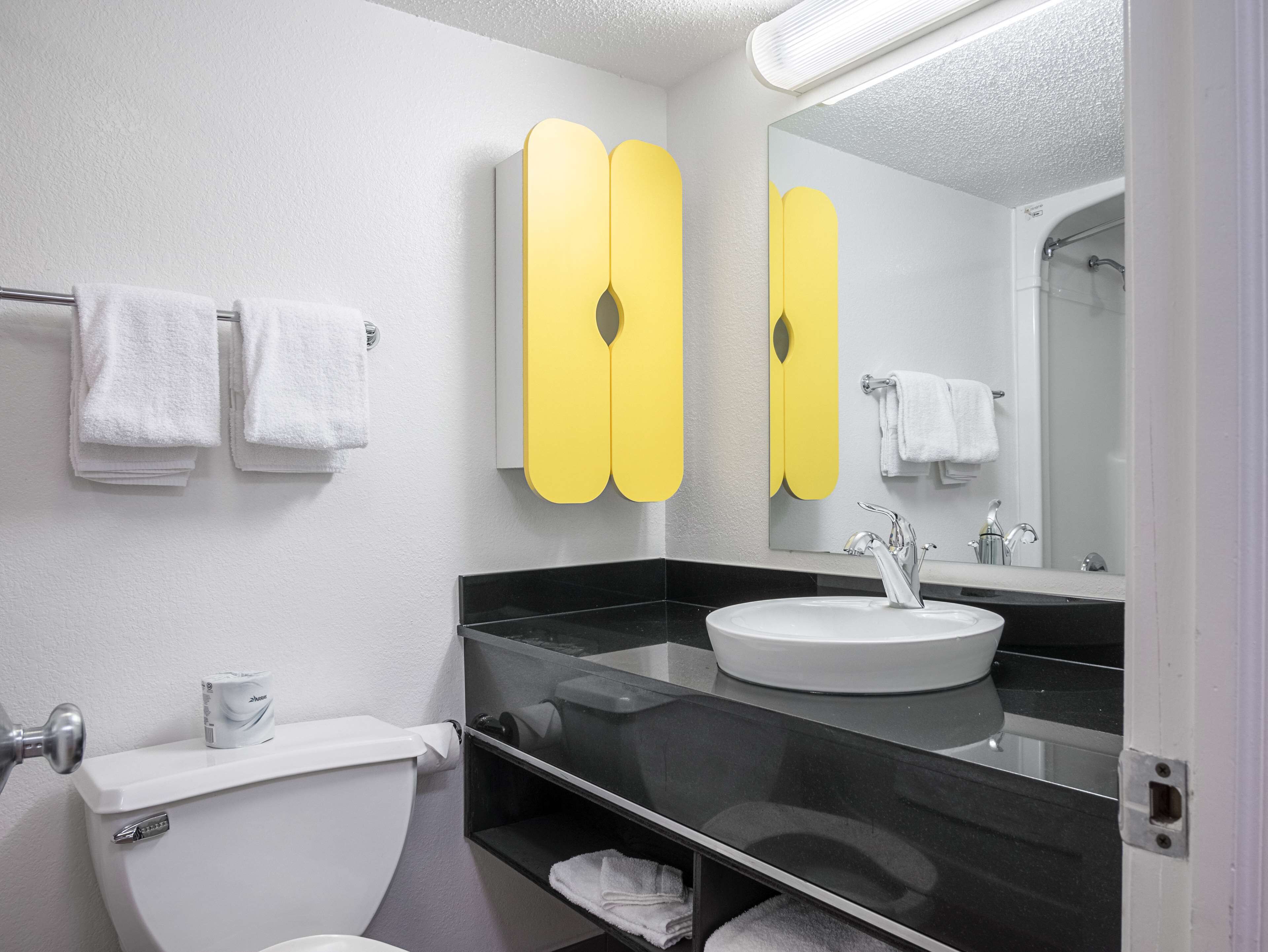Bathtub, free toiletries, towels