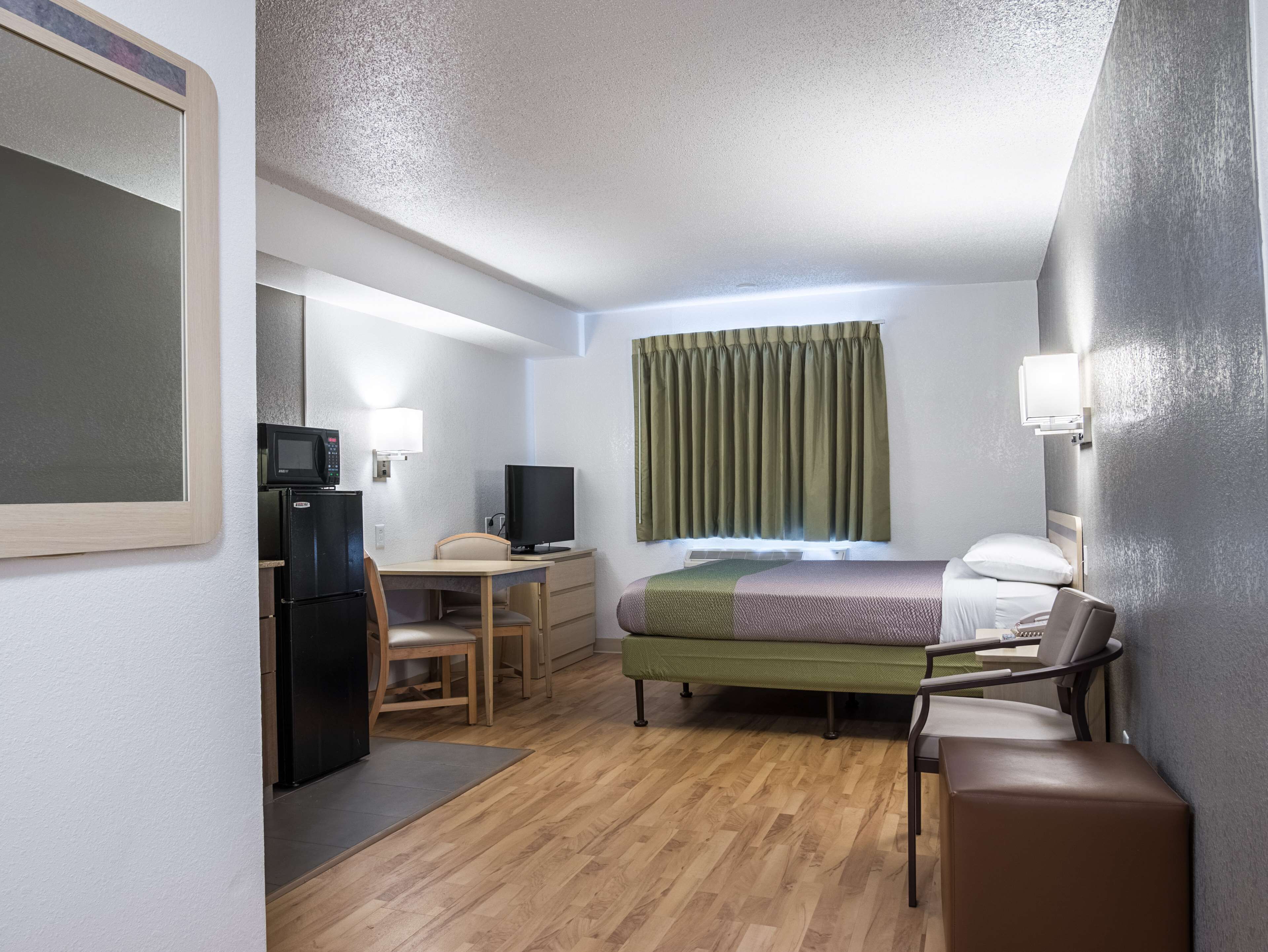 Skrivebord, sengetøy og vekkerklokke