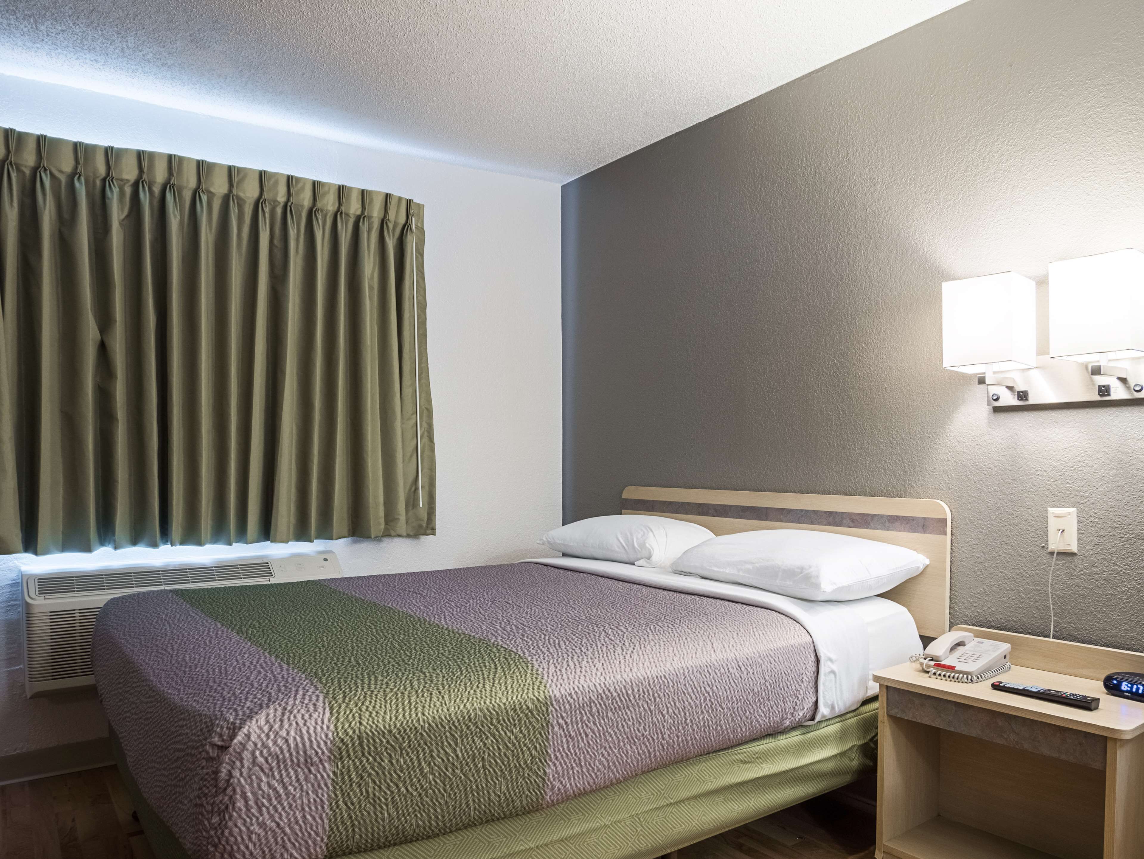 Schreibtisch, Bettwäsche, Wecker