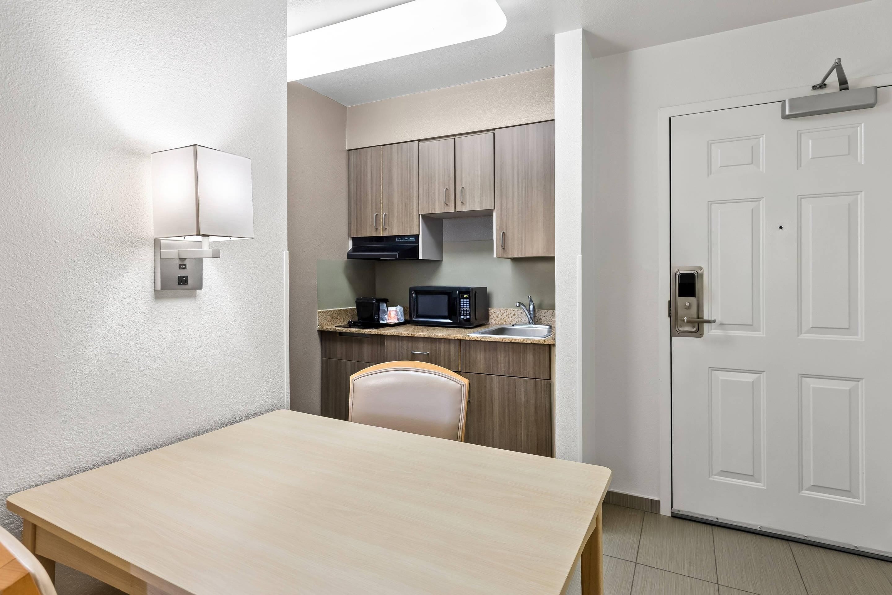 Standard Room, 1 Queen Bed, Non Smoking | Desk, laptop workspace, WiFi (free), alarm clocks