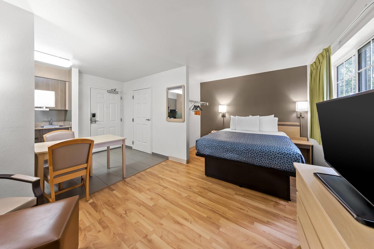 Standard Room, 1 Queen Bed, Non Smoking | Desk, laptop workspace, free WiFi, alarm clocks