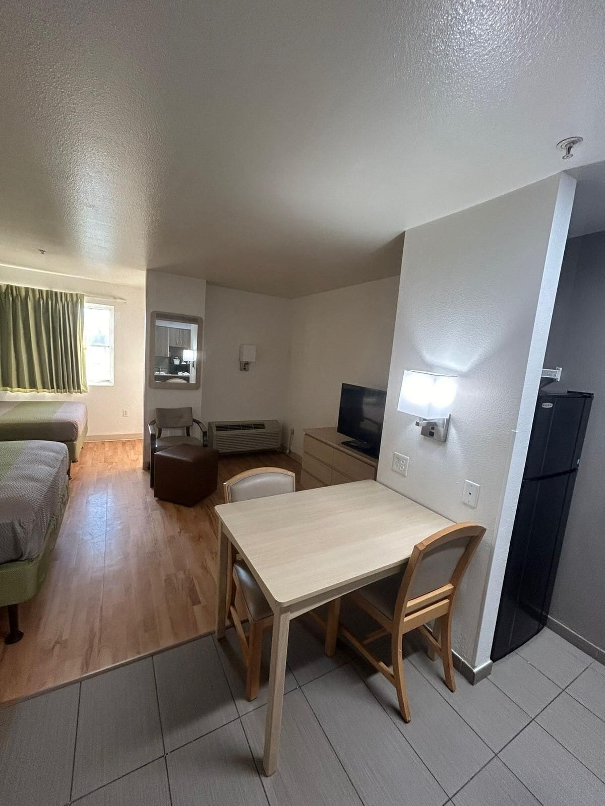 Standardzimmer, 2 Doppelbetten, Nichtraucher | Individuell dekoriert, individuell eingerichtet, Schreibtisch