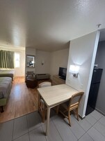 标准房, 2 张双人床, 无烟房 | 特  色装修、特色家居、办公桌、笔记本电脑工作区