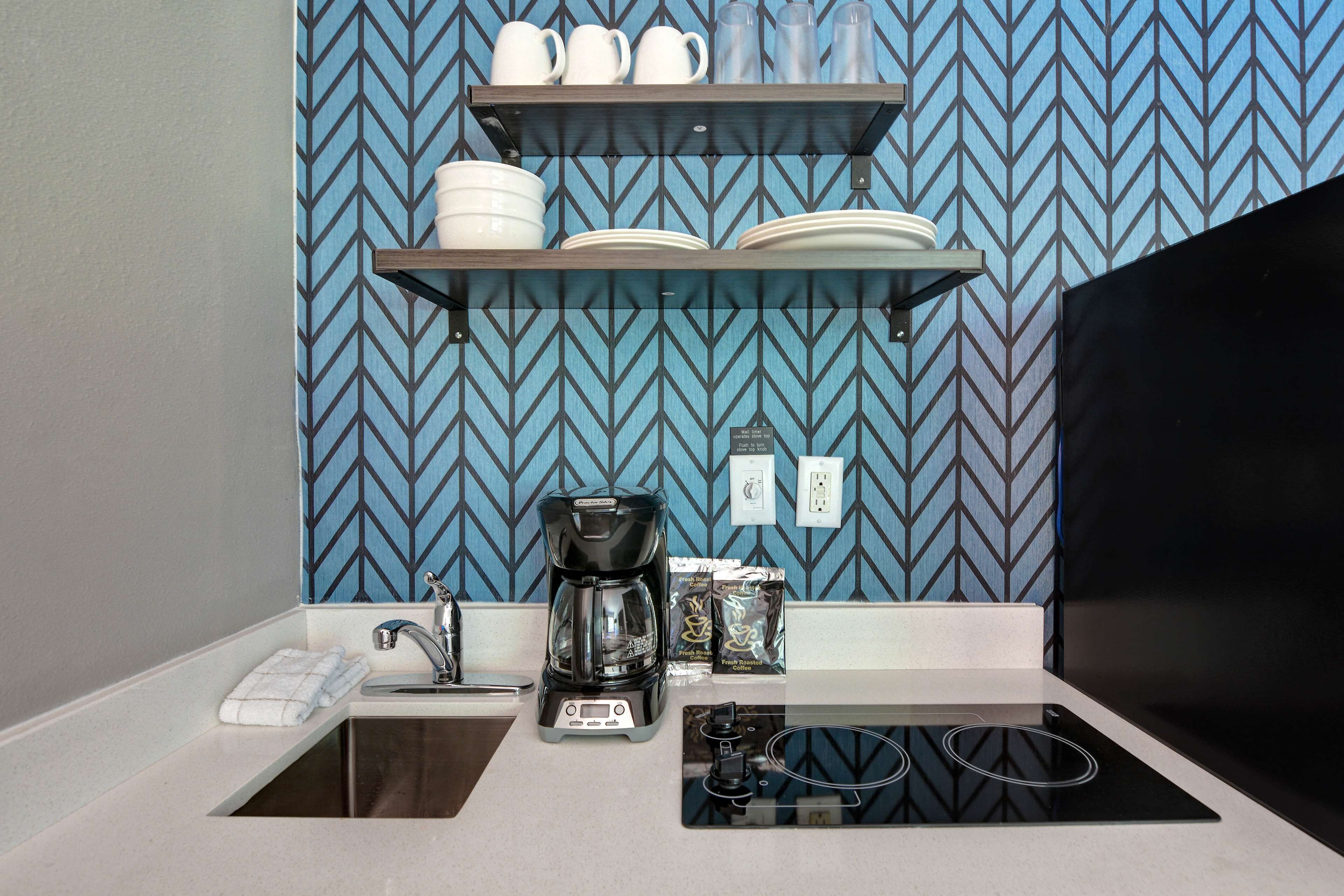 Een koelkast met diepvriezer, een microgolfoven