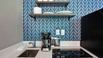 Een koelkast met diepvriezer, een microgolfoven