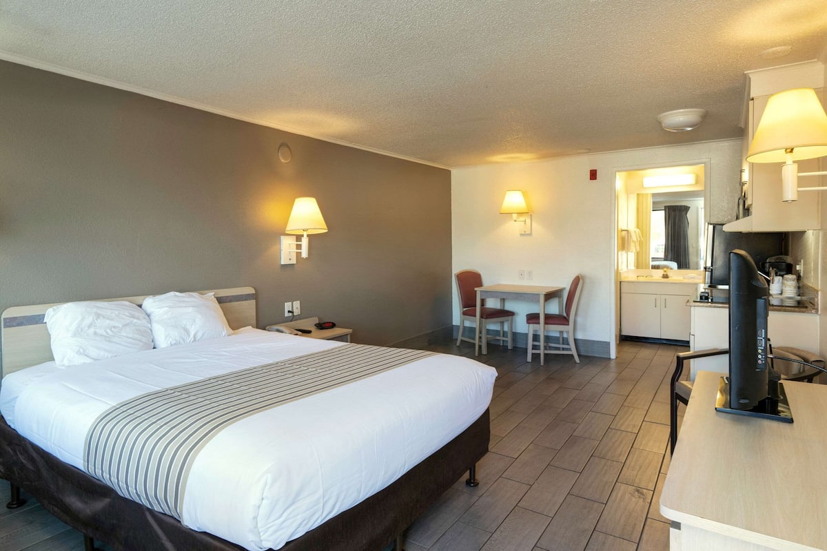 Desk, free WiFi, bed sheets, alarm clocks