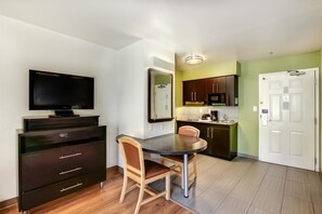 Habitación estándar, 2 camas matrimoniales, para no fumadores | Cocineta privada | Refrigerador, microondas, parrilla de estufa y cafetera y tetera 