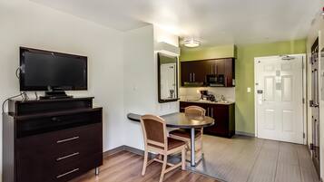 Frigorífico, microondas, placa de cocina y cafetera o tetera